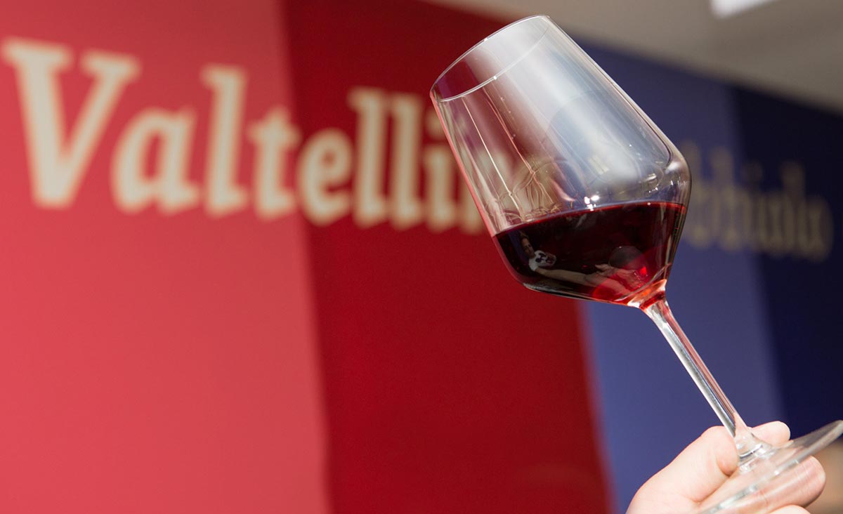 Ein Glas mit Nebbiolo-Wein aus dem Valtellina.